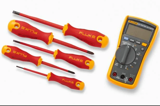 Fluke 117 Electrician's Multimeter plus yalıtımlı el aletleri başlangıç ​​kiti